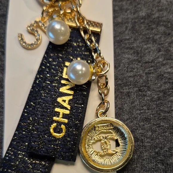 CHANEL GWP Black and Gold Key Holder with Pearl Accent - Picture 3 of 3